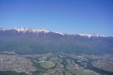 Fototapeta premium 信州 中川村 陣馬形山から望む残雪の中央アルプスと伊那谷
