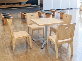 市役所のホールにあるテーブルと椅子