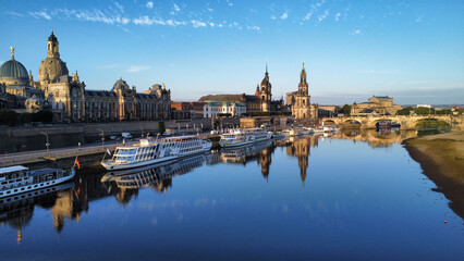 Obraz premium Skyline of Dresden with river Elbe