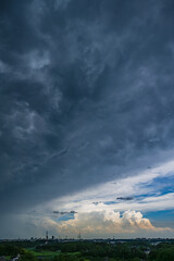 Obraz premium 頭上を通り過ぎる積乱雲