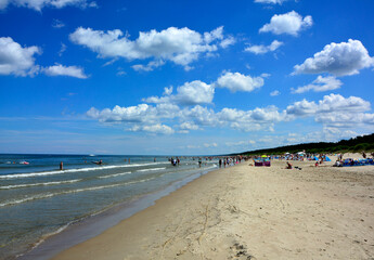 nadmorska plaża z piaskiem i błekitne niebo z chmurami, Sunny beach with blue sky and white clouds  © kateej