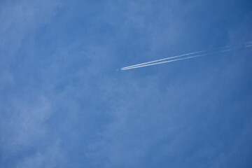 澄んだ青空と美しい飛行機雲