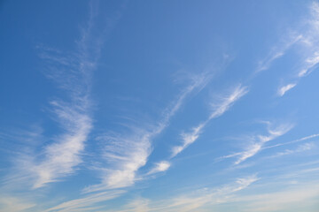 Fototapeta premium Ciel bleu avec de beaux nuages blancs qui se dessinent