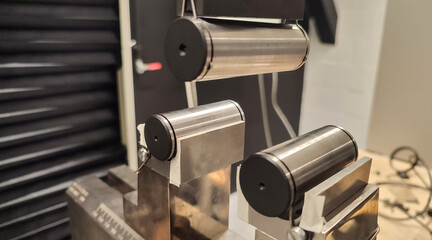 Mounting for 3 points bending tests on a test bench.