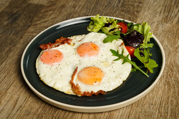 Ham and eggs with vegetables