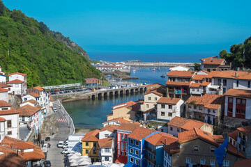 Vista superior de la hermosa villa pesquera de Cudillero en Asturias, España