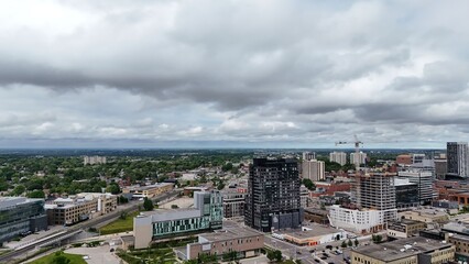 Obraz premium Aerial view of the cityscape of Waterloo with greenery under stormy clouds in Ontario, Canada.