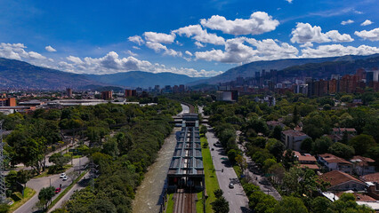 Imagen aérea tomada desde el sur de la ciudad de Medellín, cerca al río del mismo nombre.
