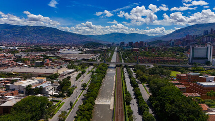Imagen aérea tomada desde el sur de la ciudad de Medellín, cerca al río del mismo nombre.