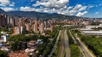 Imagen aérea tomada desde el sur de la ciudad de Medellín, cerca al río del mismo nombre.