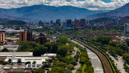 Imagen aérea tomada desde el sur de la ciudad de Medellín, cerca al río del mismo nombre.