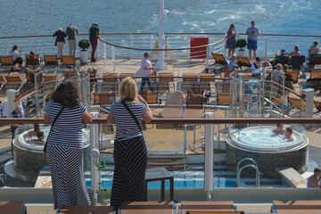 Sonnenliegen auf Luxus Kreuzfahrtschiff - Sun loungers and deck chairs on luxury oceanliner,...
