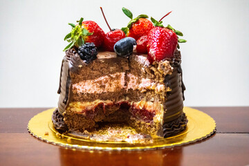 Chocolate cake with sliced ​​strawberries showing the decorated interior