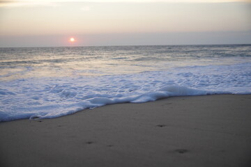 Atardecer en una playa vacia, aguas del Oceano Atlantico