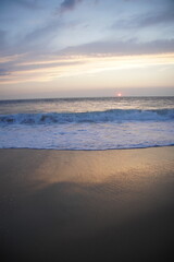 Atardecer en una playa vacia, aguas del Oceano Atlantico