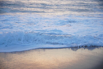 Atardecer en una playa vacia, aguas del Oceano Atlantico