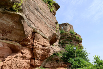 Die Altdahner Burgen im Pfälzerwald bei Dahn im deutschen Landkreis Südwestpfalz im Bundesland Rheinland-Pfalz. Aussicht vom Premium-Wanderweg Hahnfels-Tour.