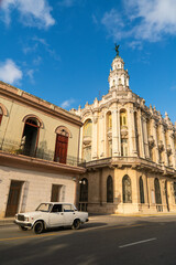 Obraz premium Old havana theater with classic old car Lada in habana vieja streets 