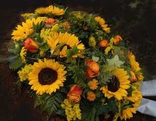Fototapeta premium Trauer am Grab, Kranz mit Sonnenblumen