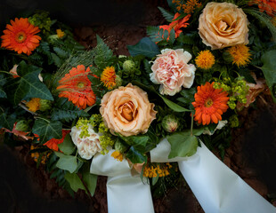 Trauer am Grab, Kranz mit Gerbera und Rosen