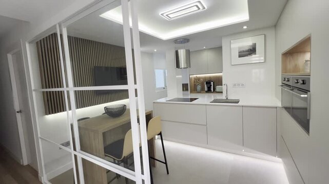cocina de dise&ntilde;o con isla . zona de lavado y desayunado . almacenaje y electrodomesticos integrados 