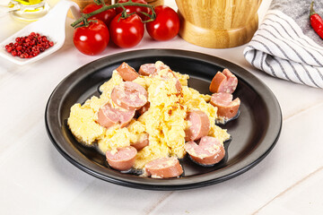 Healthly breakfast with scamble and sausages