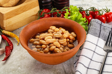 White canned beans in the bowl