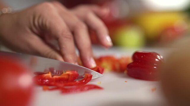 chef cortando alimento para su preparaci&oacute;n en la cocina