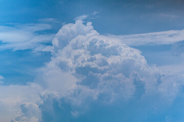 夏の青空と白い入道雲