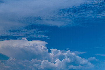 青空に浮かぶ雲
