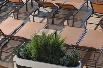 Sonnenliegen auf Luxus Kreuzfahrtschiff - Sun loungers and deck chairs on luxury oceanliner,...
