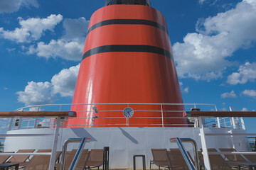 Sonnenliegen auf Luxus Kreuzfahrtschiff - Sun loungers and deck chairs on luxury oceanliner,...