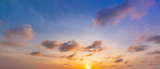 Obraz premium Beautiful Vivid sky painted by the sun leaving bright golden shades.Dense clouds in twilight sky in winter evening.Image of cloud sky on evening time.Evening Vivid sky with clouds