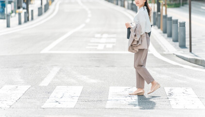 横断歩道を渡るビジネスウーマン・ワーキングママ
