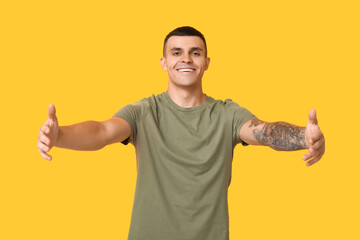 Naklejka premium Welcome and hospitality concept, smiling man with open arms for a hug
