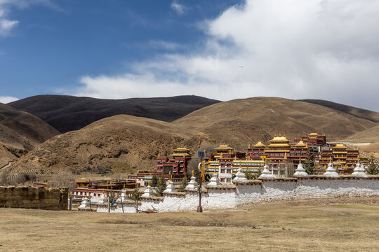 The Litang Chode Monastery was built in 1580, honoring the third Dalai Lama. It is one of the key tourist attraction in Litang, Sichuan, China