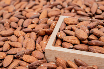 아몬드 배경과 나무 그릇에 담긴 아몬드