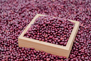나무 그릇에 담긴 팥