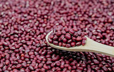 팥 더미와 나무 수저에 담긴 팥