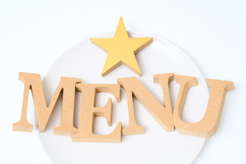 「MENU」と並べられたアルファベットの木製ブロック