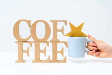 「COFFEE」と並べられたアルファベットの木製ブロック