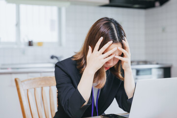 hold your head in shock woman
ショックで頭を抱えるビジネスウーマン