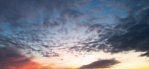 Naklejka premium Clouds background. Dramatic Clouds Sunset Background. Sky with clouds in Sunrise. Sunrise with clouds in various shapes background. Calm Cloud.