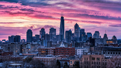 Obraz premium A Panoramic View of the Chicago Skyline During Sunset. The Sky Is a Beautiful Gradient of Pink, Orange, and Yellow, Creating a Stunning Backdrop for the City Skyline.
