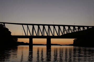 Fototapeta premium A simple silhouette of a bridge, emphasizing its structure and form.