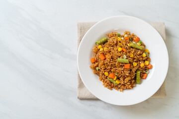  fried rice with green peas, carrot and corn