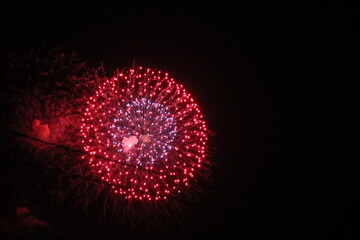 夏の夜空に輝く花火。海に映り、幻想的に輝き、人々の心を和ませます。
