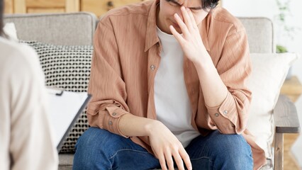  心理カウンセリングを受ける男性