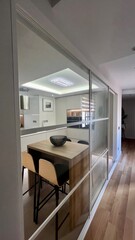 cocina de diseño con isla . zona de lavado y desayunado . almacenaje y electrodomesticos integrados 