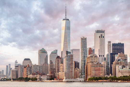 groupe d'immeubles et de Gratte-ciel , skyline de Manhattan au sud de la ville de New York aux &eacute;tats unis d'am&eacute;rique avec le one world trade center au milieu